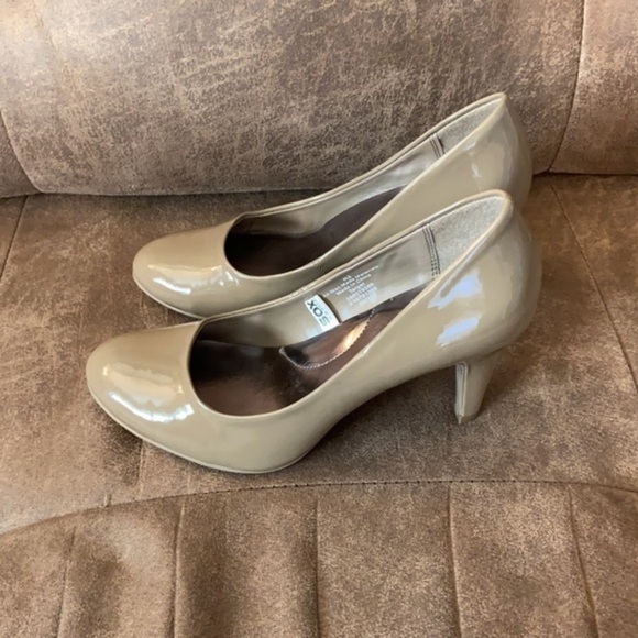 MERONA tan high heels with 3” heel - Picture 2 of 5